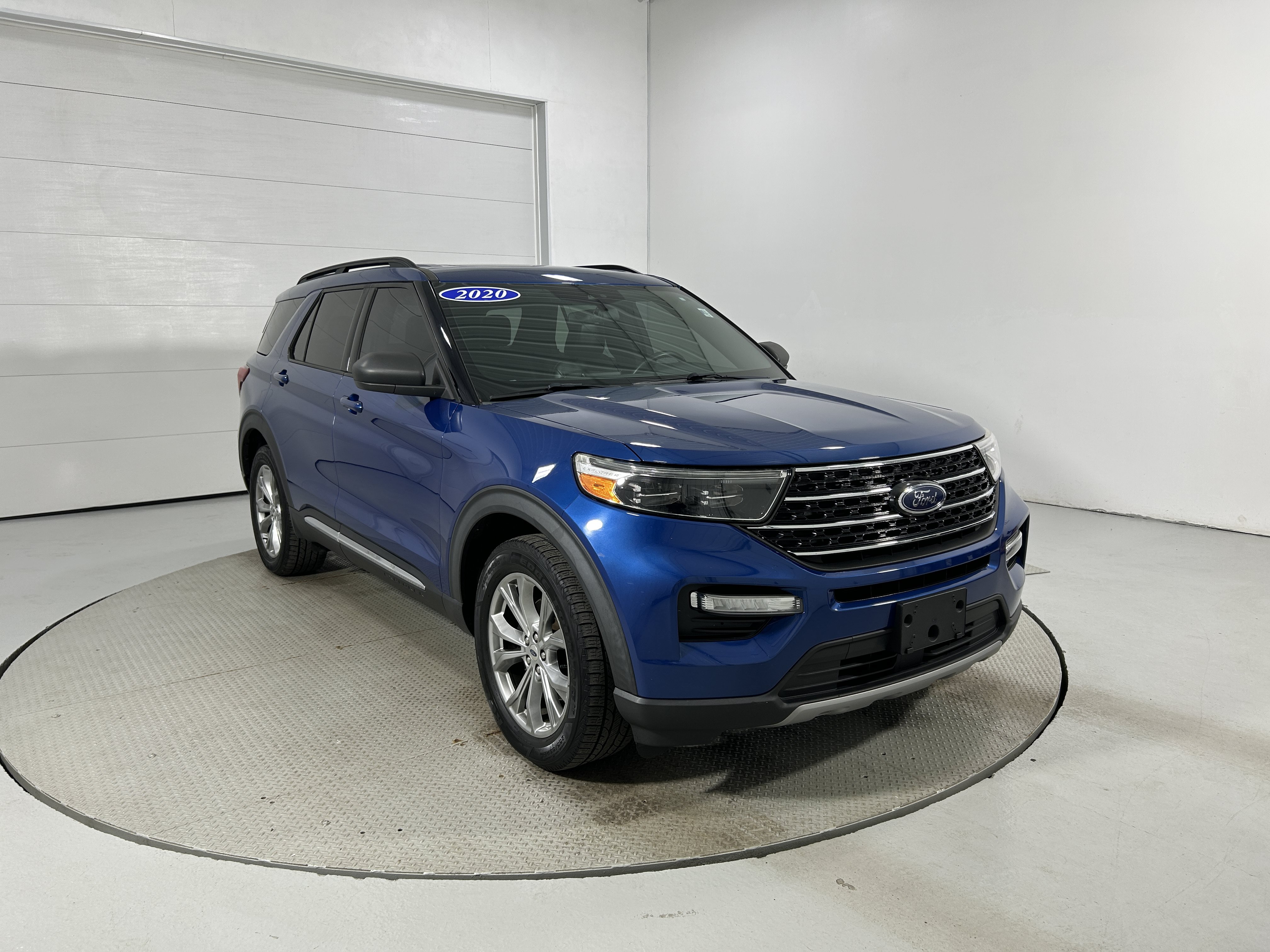 Used 2020 Ford Explorer XLT w/ Equipment Group 202A AWD/4WD image 2