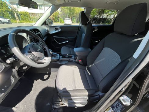 Used 2025 Kia Soul LX w/ LX Technology Package FWD image 24