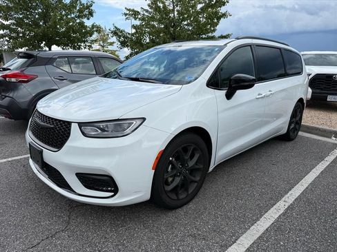 Used 2025 Chrysler Pacifica Limited FWD image 2