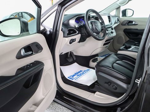 Used 2023 Chrysler Pacifica Touring-L FWD image 3