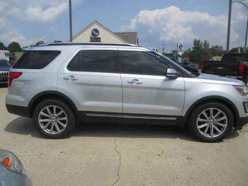 Used 2017 Ford Explorer Limited w/ Equipment Group 301A FWD image 8