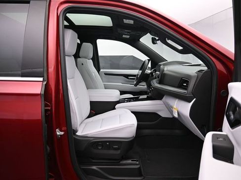 New 2025 Chevrolet Suburban Premier AWD/4WD image 38
