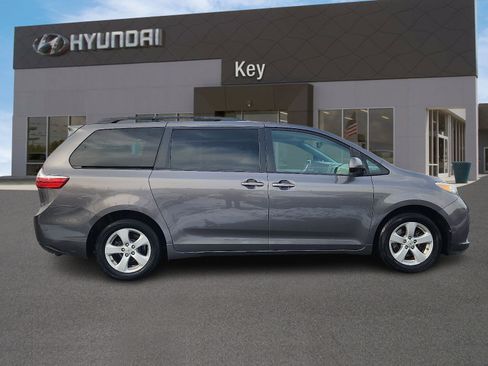 Used 2015 Toyota Sienna LE image 3