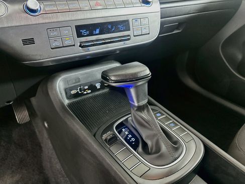 Used 2025 Hyundai Kona SEL FWD image 24