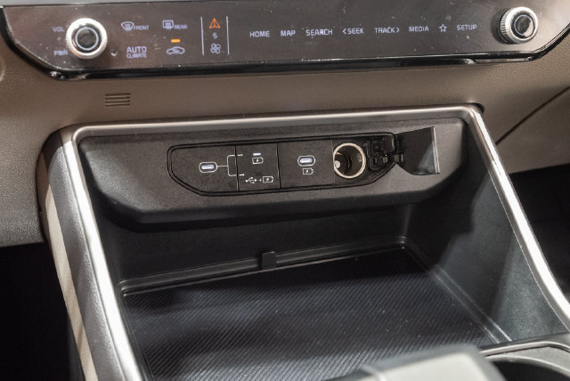 Used 2025 Kia Carnival FWD image 22