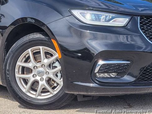 Used 2023 Chrysler Pacifica Touring-L FWD image 5