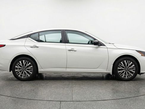Used 2025 Nissan Altima 2.5 SV FWD image 11