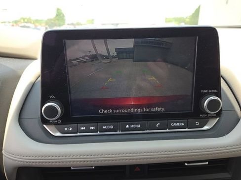 Used 2025 Nissan Rogue SV AWD/4WD image 16