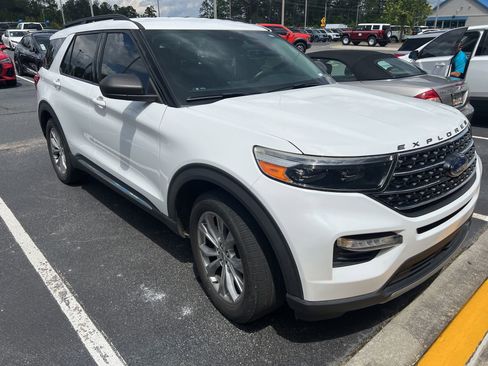 Used 2020 Ford Explorer XLT w/ Equipment Group 202A RWD image 2