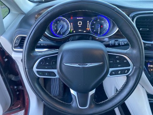 Used 2022 Chrysler Pacifica Limited w/ Uconnect Theater Family Group image 10