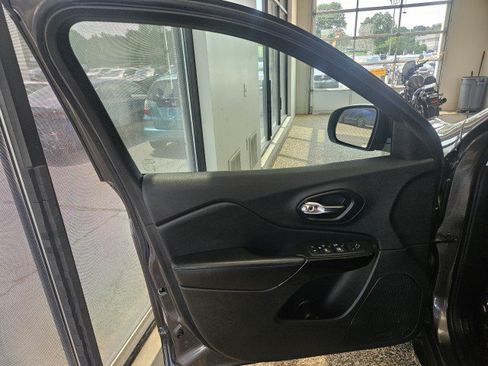 Used 2021 Jeep Cherokee Latitude Plus AWD/4WD image 18