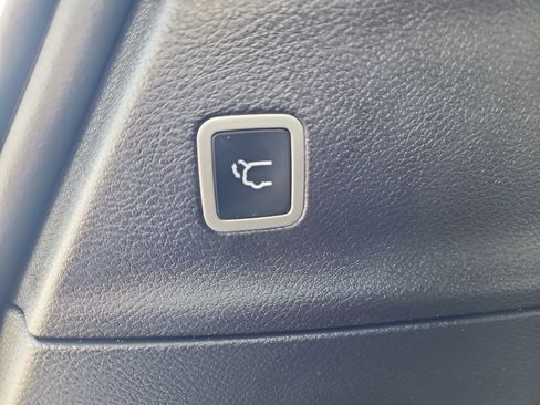 Used 2025 Chrysler Voyager LX image 30