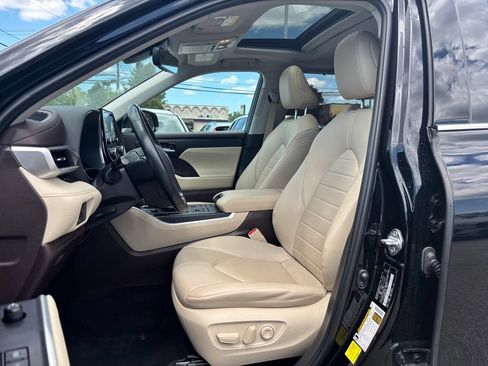 Used 2021 Toyota Highlander XLE AWD/4WD image 17