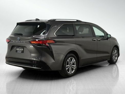Used 2024 Toyota Sienna Platinum image 5