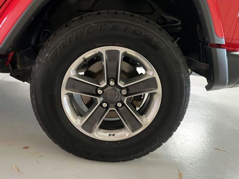 Used 2019 Jeep Wrangler Unlimited Sahara image 28