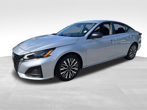 Used 2024 Nissan Altima 2.5 SV FWD image 3