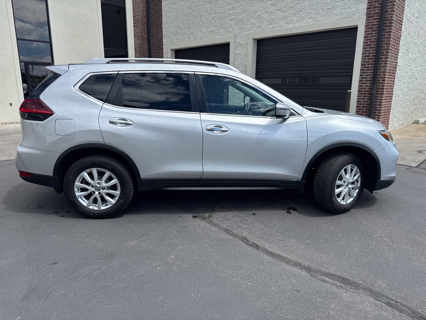 Used 2018 Nissan Rogue SV AWD/4WD image 9