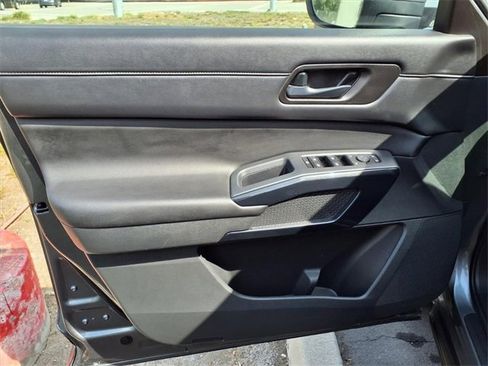 Used 2024 Nissan Pathfinder SV image 11