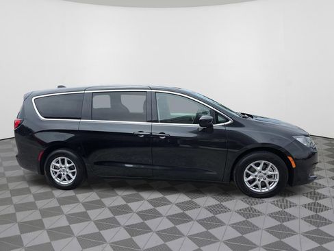 Used 2022 Chrysler Voyager LX FWD image 5
