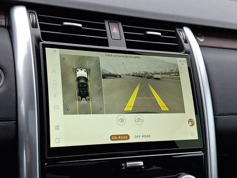 Used 2025 Land Rover Discovery S image 17