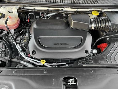 Used 2023 Chrysler Pacifica Touring-L image 23