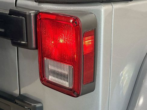 Used 2016 Jeep Wrangler Unlimited Sahara w/ Connectivity Group image 34