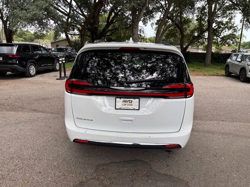 Used 2022 Chrysler Pacifica Touring-L FWD image 16