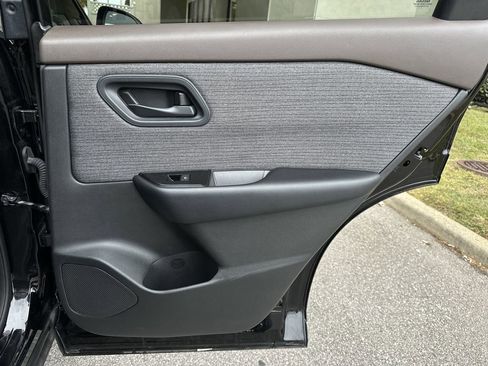 Used 2023 Nissan Rogue S image 30