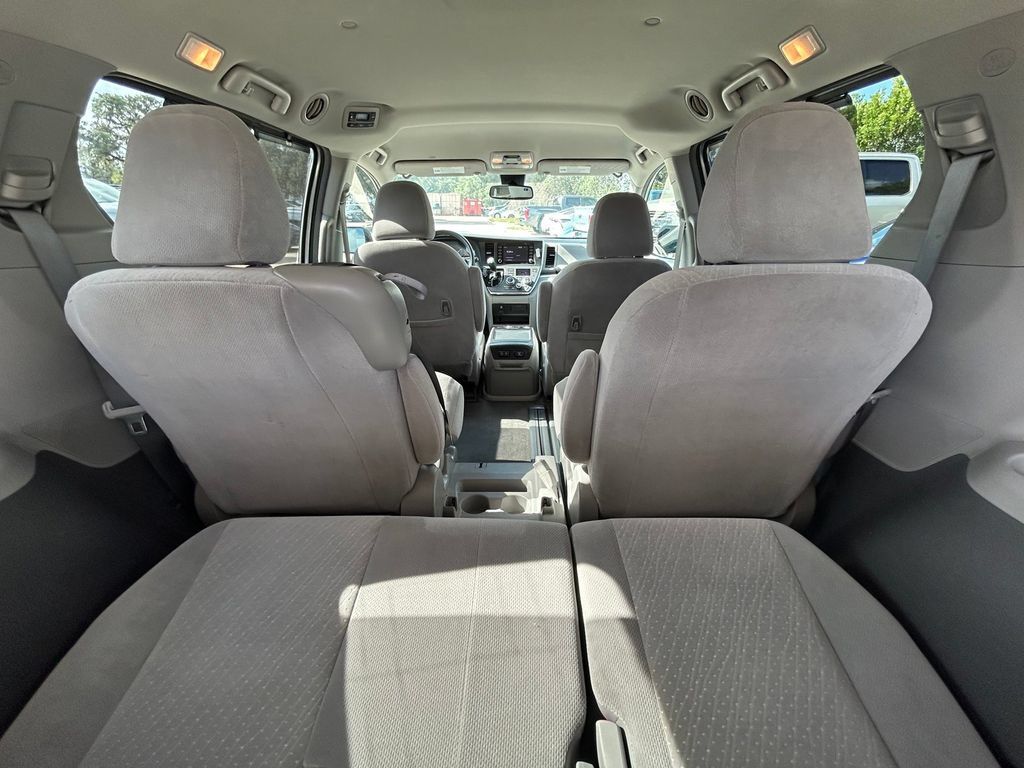 Used 2019 Toyota Sienna LE w/ LE Preferred Package FWD image 14