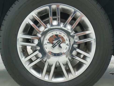 Used 2006 Lincoln Town Car Designer Series RWD image 22