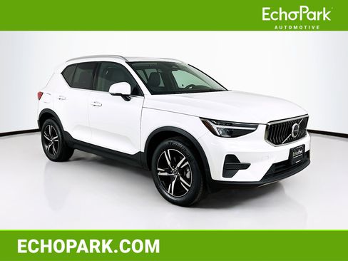 Used 2025 Volvo XC40 B5 Core image 1