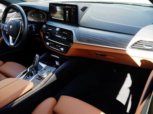 Used 2022 BMW 530i xDrive 530i xDrive w/ M Sport Package image 11