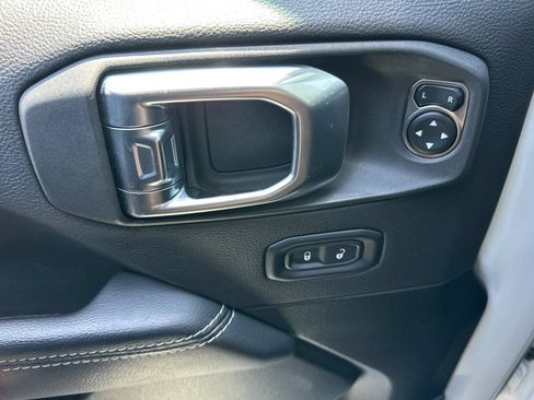 Used 2022 Jeep Wrangler Unlimited Sahara AWD/4WD image 12