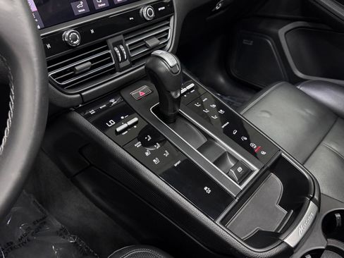 Used 2024 Porsche Macan AWD/4WD image 30