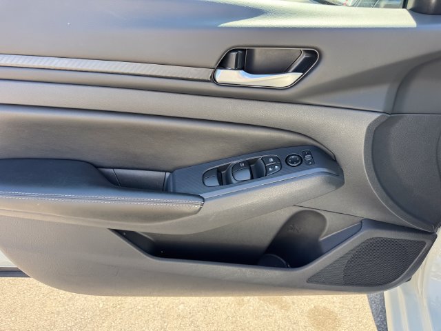Used 2025 Nissan Altima 2.5 SV FWD image 14