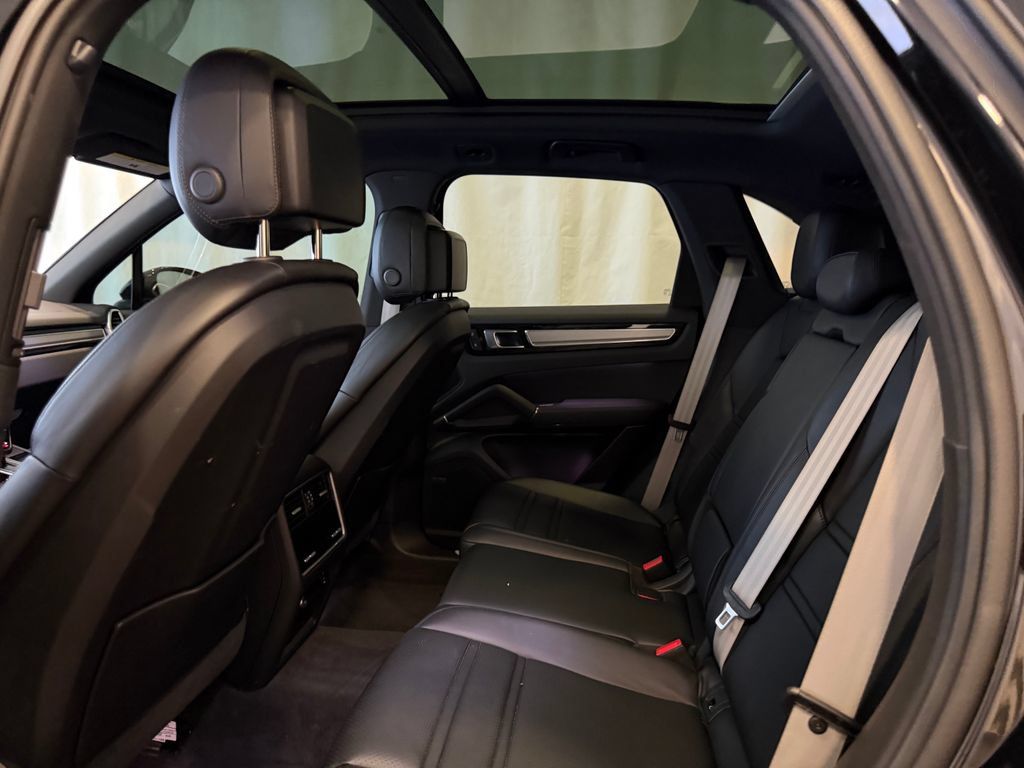 Certified 2023 Porsche Cayenne Platinum Edition AWD/4WD image 25