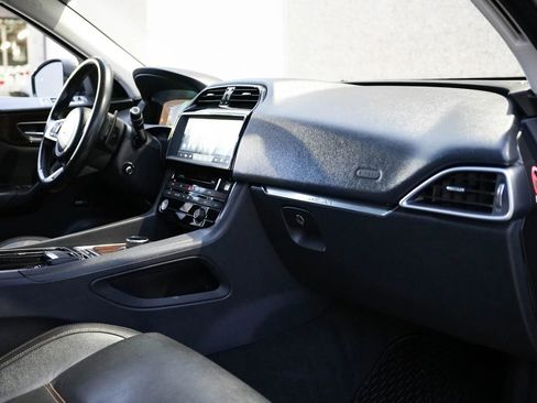 Used 2018 Jaguar F-PACE Prestige image 32