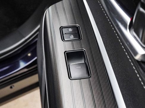 Used 2021 Toyota Venza Limited image 27