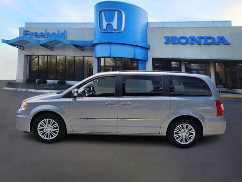 Used 2015 Chrysler Town & Country Touring-L w/ Driver Convenience Group FWD image 4
