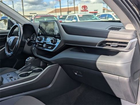 Used 2023 Toyota Highlander LE image 23