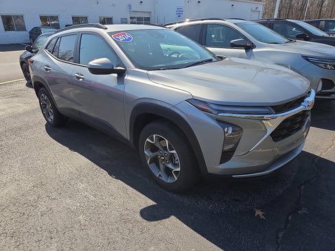 Used 2024 Chevrolet Trax LT image 1