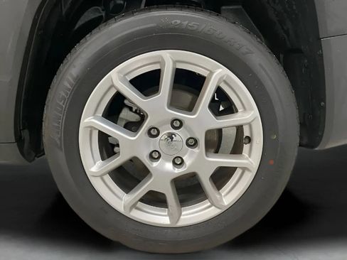 Used 2021 Jeep Renegade Latitude FWD image 27