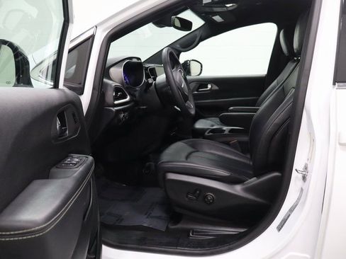 Used 2025 Chrysler Pacifica Select FWD image 12