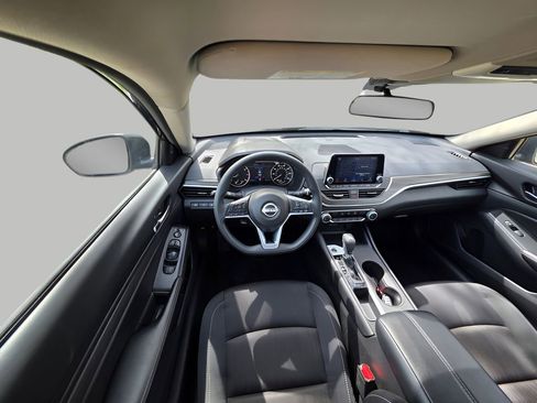 Used 2025 Nissan Altima 2.5 SV FWD image 12