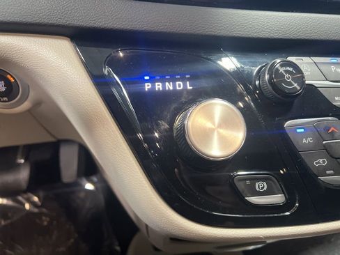 Used 2024 Chrysler Pacifica Touring-L image 25