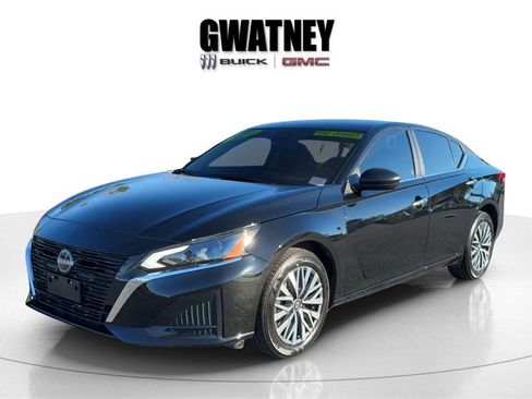 Used 2024 Nissan Altima 2.5 SV image 2