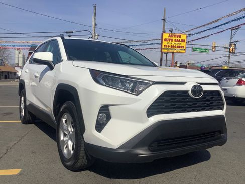 Used 2020 Toyota RAV4 XLE image 1