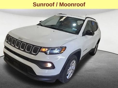 Used 2022 Jeep Compass Latitude w/ Sun and Sound Group AWD/4WD image 4