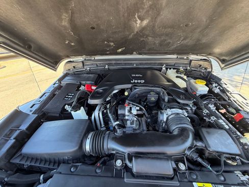 Used 2020 Jeep Wrangler Unlimited Sahara AWD/4WD image 35