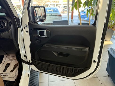 Used 2022 Jeep Wrangler Unlimited Sahara w/ Cold Weather Group AWD/4WD image 19